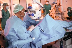 /cataratta-croazia/SING IMT (Implantable Miniature Telescope) -training day -profesor Gabrić izvodi ugradnju SING IMT leća (2).jpg